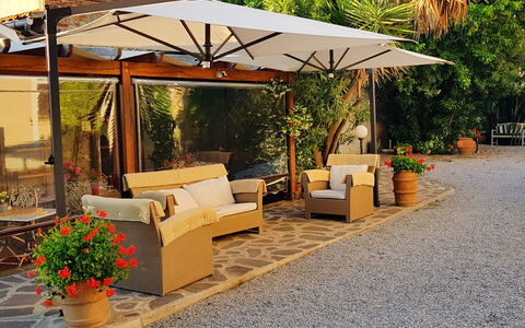 Suite Orchidea Seaside and Pool: Møbel, Blomsterkrukke, Udendørs Møbler, Skygge, Paraply, Stol, Udendørs Bord, Have, Udendørs Struktur