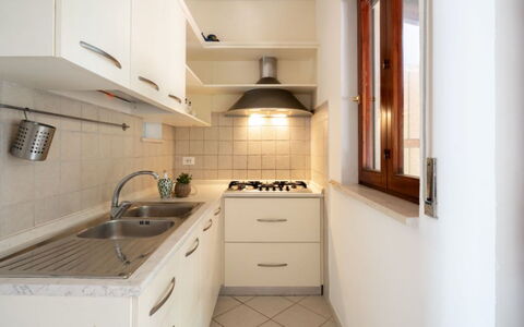 Villa Vitalis: Køkken, Køkken Apparat, Countertop, Større Bandage, Køkkenvask, Indretning, Træ, Gulvbelægning, Cabinetry, Håndvask