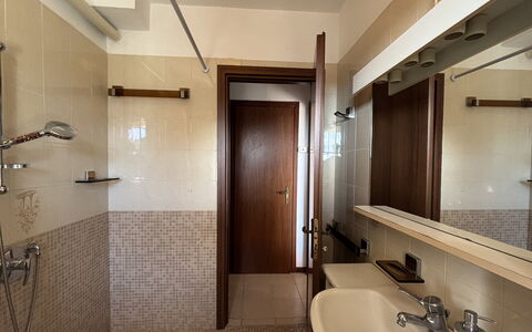 La Casa di Viviana Terrace, Close to the Beach: Badeværelsesvask, Badeværelse, Sanitærarmatur, Gulvbelægning, Håndvask, Indretning, Væg, Etage, Loft, Spejl