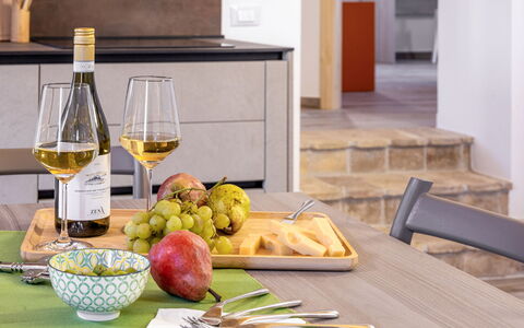 Zena Suite: Bordservice, Møbel, Bord, Frugt, Flaske, Mad, Serveware, Drinkware