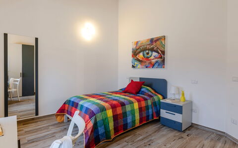 Zena Suite: Indretning, Etage, Gulvbelægning, Møbel, Soveværelse, Væg, Seng, Træ, Loft, Værelse
