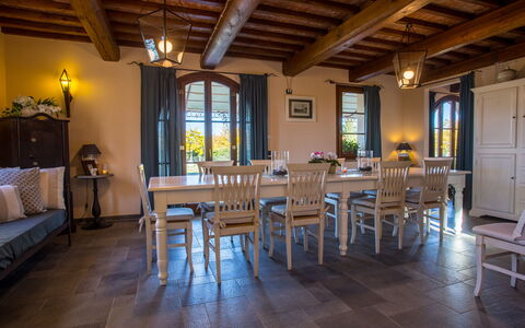 Villa Peccioli: Møbel, Indretning, Gulvbelægning, Stol, Bord, Etage, Spisestue, Træ, Køkken & Spisebord, Loft