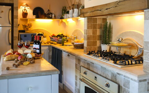 Villa Peccioli: Køkken, Køkken Apparat, Countertop, Indretning, Møbel, Cabinetry, Husholdningsapparat, Gulvbelægning, Komfur, Større Bandage