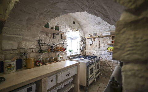 Trulli Experience, Pool, Monopoli: Væg, Indretning, Møbel, Loft, Køkken, Stenmur, Stol, Naturmateriale, Flise, Hylde