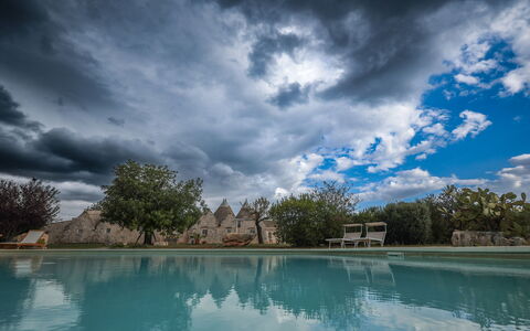 Trulli Experience, Pool, Monopoli: Blå, Sollys, Svømmepøl, Aften, Meteorologisk Fænomen, Cumulus, Skumring, Skygge