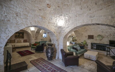 Trullo Suite: Væg, Møbel, Gulvbelægning, Loft, Indretning, Etage, Belysning, Couch, Værelse, Stue