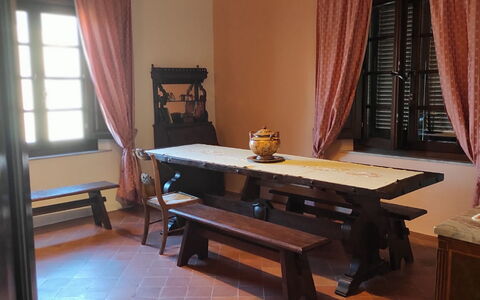 Villa Luce San Miniato: Møbel, Gulvbelægning, Træ, Bord, Etage, Indretning, Køkken & Spisebord, Stol, Bejdse, Dør
