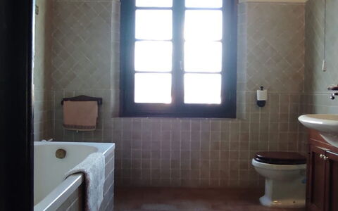 Villa Luce San Miniato: Gulvbelægning, Væg, Etage, Indretning, Sanitærarmatur, Badeværelse, Flise, Belysning, Vvs, Dør