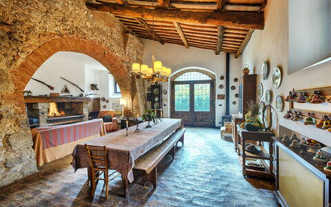Medieval Castle Living: Vineyards, Swimming Pool &: Møbel, Væg, Bord, Gulvbelægning, Indretning, Stol, Køkken & Spisebord, Loft, Spisestue, Stueplante