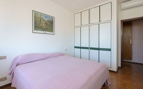 Montparnasse: Seng, Indretning, Soveværelse, Gulvbelægning, Etage, Sengetøj, Værelse, Sengetøj, Loft, Bed Frame