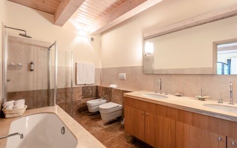 Cignella Resort: Badeværelse, Badeværelsesvask, Gulvbelægning, Sanitærarmatur, Indretning, Håndvask, Etage, Loft, Tap, Badeværelsesskab