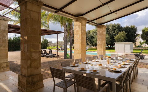 Apulia Retreat: Møbel, Udendørs Møbler, Skygge, Stol, Udendørs Struktur, Gårdhave, Landscaping, Udvej, Have, Udendørs Bord