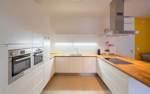 Apulia Retreat: Køkken, Countertop, Køkken Apparat, Indretning, Gulvbelægning, Træ, Cabinetry, Loft, Større Bandage, Etage