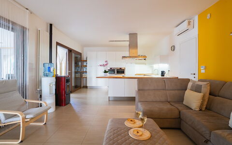 Apulia Retreat: Møbel, Indretning, Gulvbelægning, Etage, Couch, Væg, Værelse, Træ, Loft, Stue