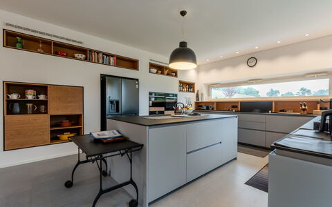 Cuadrat: Møbel, Countertop, Køkken, Indretning, Køkken Apparat, Cabinetry, Gulvbelægning, Etage, Lysarmatur, Husholdningsapparat