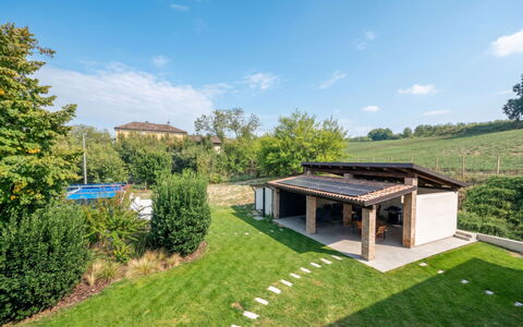 Cuadrat: Have, Tag, Bunddække, Garden Bygninger, Estate, Lawn, Stuehus, Sommerhus, Backyard, Skygge