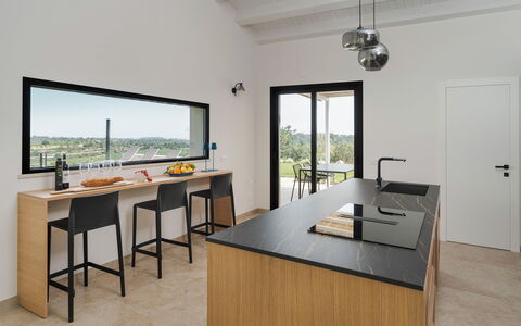 Villa Netina: Køkken, Møbel, Countertop, Indretning, Gulvbelægning, Køkken & Spisebord, Bord, Køkken Apparat, Etage, Stol