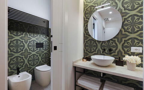 Villa Netina: Badeværelse, Indretning, Sanitærarmatur, Væg, Gulvbelægning, Badeværelsesvask, Etage, Toilet, Toiletbræt, Håndvask