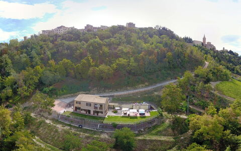 La Casa nel Bosco: Landskab, Landdistrikt, Hill Station, Landsby, Chaparral, Bjerglandsby