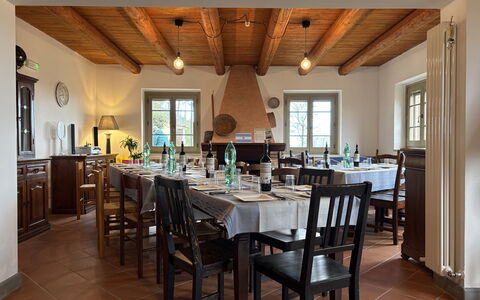 La Casa nel Bosco: Møbel, Bord, Stol, Indretning, Træ, Gulvbelægning, Loft, Køkken & Spisebord, Spisestue, Belysning