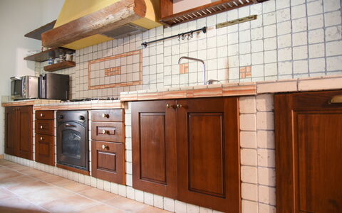 La Casa nel Bosco: Gulvbelægning, Træ, Køkken, Cabinetry, Countertop, Etage, Indretning, Brun, Bejdse, Køkkenvask