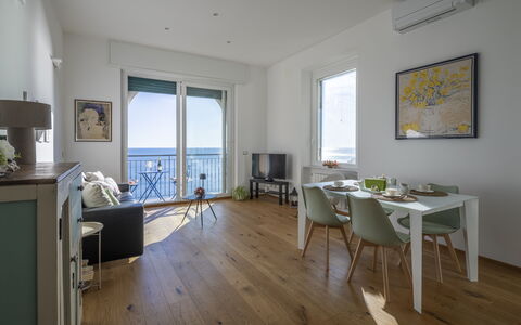 La Casa di Martina, Amazing Seaview: Møbel, Gulvbelægning, Etage, Træ, Indretning, Bord, Stol, Køkken & Spisebord, Hav, Trægulve