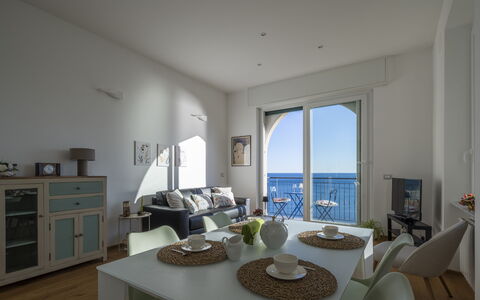 La Casa di Martina, Amazing Seaview: Møbel, Etage, Gulvbelægning, Hav, Indretning, Lejlighed, Stol, Ocean, Værelse, Kyst