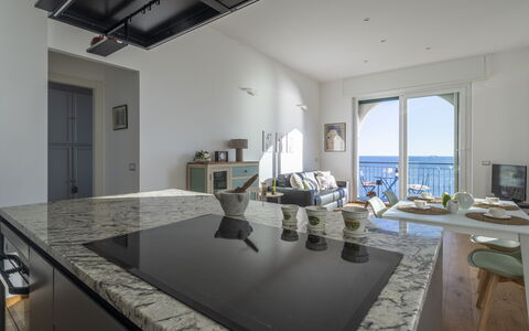 La Casa di Martina, Amazing Seaview: Hav, Køkken, Coastal Og Oceaniske Landskabsformer, Kyst, Ocean, Countertop, Stol, Bugt, Cabinetry