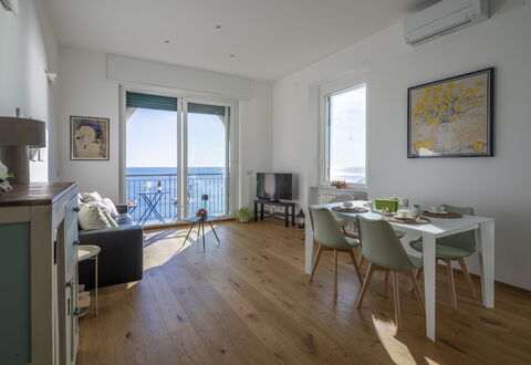 La Casa di Martina, Orizzonte Mare: Møbel, Gulvbelægning, Etage, Træ, Indretning, Bord, Stol, Køkken & Spisebord, Hav, Trægulve