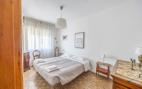 Mestrina Apartment: Seng, Etage, Soveværelse, Gulvbelægning, Indretning, Sengetøj, Værelse, Lejlighed, Bed Frame, Sengetøj
