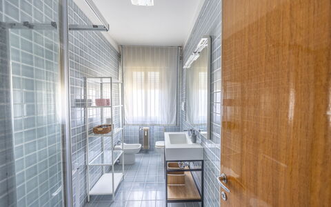 Mestrina Apartment: Gulvbelægning, Indretning, Etage, Sanitærarmatur, Loft, Belysning, Flise, Kompositmateriale, Vvs, Badeværelse