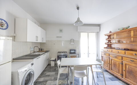 Mestrina Apartment: Gulvbelægning, Etage, Indretning, Træ, Møbel, Større Bandage, Køkken Apparat, Loft, Køkken, Værelse