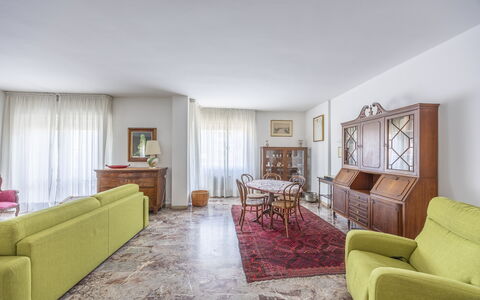 Mestrina Apartment: Gulvbelægning, Indretning, Etage, Møbel, Couch, Lejlighed, Værelse, Stue, Loft, Hjem