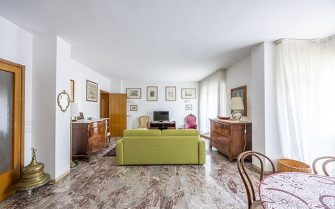 Mestrina Apartment: Gulvbelægning, Etage, Indretning, Loft, Værelse, Hjem, Møbel, Lejlighed, Stue, Tæppe