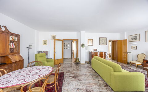 Mestrina Apartment: Indretning, Gulvbelægning, Etage, Møbel, Loft, Værelse, Couch, Belysning, Lejlighed, Stue