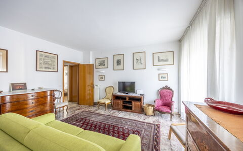 Mestrina Apartment: Indretning, Gulvbelægning, Etage, Møbel, Værelse, Loft, Couch, Stue, Lejlighed, Billedramme
