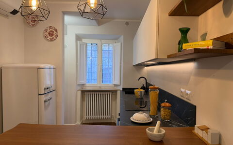 Casa Amandoli: Indretning, Gulvbelægning, Møbel, Træ, Lysarmatur, Countertop, Køkken, Loft, Belysning, Køkken Apparat