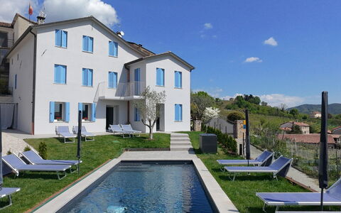 Villa Valdobbiadene Pool Spa: Blå, Hjem, Boligområde, Hus, Svømmepøl, Estate, Villa, Altan, Udendørs Møbler, Liggestol