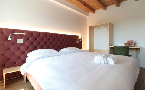 Villa Valdobbiadene Pool Spa: Væg, Indretning, Træ, Soveværelse, Møbel, Seng, Etage, Loft, Gulvbelægning, Sengetøj