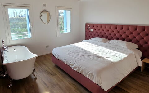 Villa Dolce Bacio, Pool and Spa, Valdobbiadene: Møbel, Træ, Etage, Indretning, Seng, Gulvbelægning, Soveværelse, Sengetøj, Sengetøj, Belysning