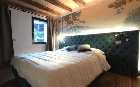 Villa Dolce Bacio, Pool and Spa, Valdobbiadene: Soveværelse, Møbel, Seng, Indretning, Sengetøj, Sengetøj, Træ, Sengetøj, Belysning, Bed Frame