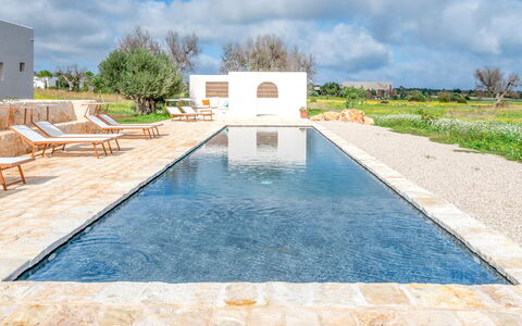 Terracorte Villa: Blå, Vand, Svømmepøl, Kompositmateriale, Water Feature, Afspejling, Reflekterende Pool, Walkway, Flise, Flise