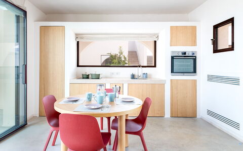 Terracorte Villa: Møbel, Indretning, Træ, Gulvbelægning, Køkken, Værelse, Etage, Bord, Stol, Hjem