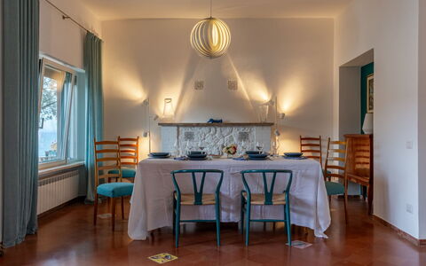 Villa Fior di Roccia: Møbel, Indretning, Gulvbelægning, Loft, Etage, Bord, Belysning, Værelse, Stol, Spisestue