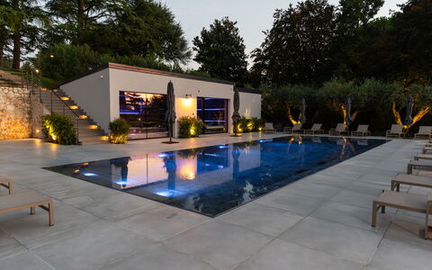 Villa Bocchi: Svømmepøl, Water Feature, Have, Kompositmateriale, Gårdsplads, Blomsterkrukke, Skygge, Udvej, Landscaping, Gårdhave