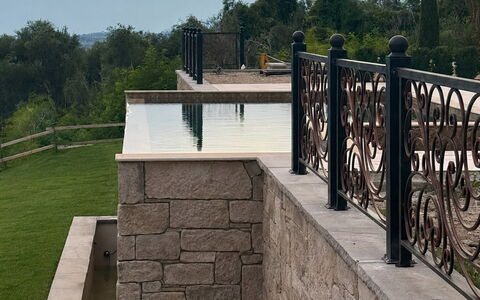 Villa Elisa: Kompositmateriale, Baluster, Jern, Gelænder, Beton, Stenmur, Altan, Hegn