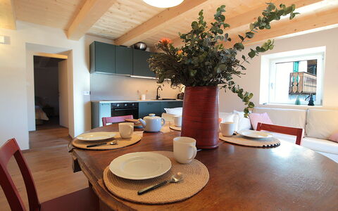 Casa Tomà Mountain View Cortina: Møbel, Indretning, Gulvbelægning, Træ, Bord, Spisestue, Køkken & Spisebord, Stol, Etage, Loft