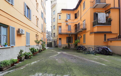 Suite Meda: Bygning, Væg, Vindue, Kvarter, Arkitektur, Lejlighed, Boligområde, Urban Design, Ejerlejlighed, Altan