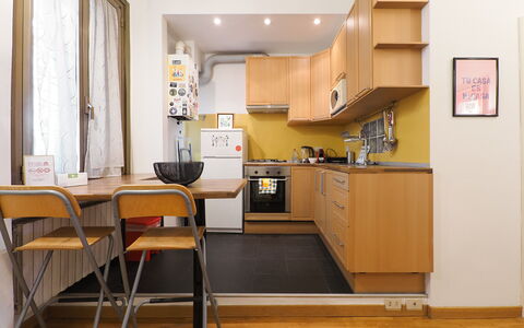 Suite Meda: Møbel, Køkken Apparat, Køkken, Større Bandage, Countertop, Indretning, Gulvbelægning, Cabinetry, Træ, Etage