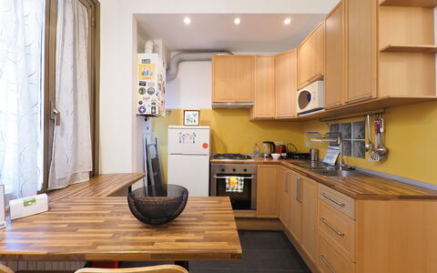 Suite Meda: Køkken Apparat, Møbel, Køkken, Countertop, Cabinetry, Større Bandage, Indretning, Gulvbelægning, Træ, Husholdningsapparat